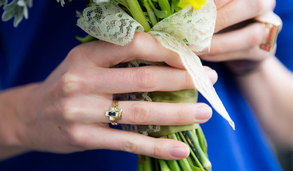 Je verlovingsring en trouwring aan één vinger