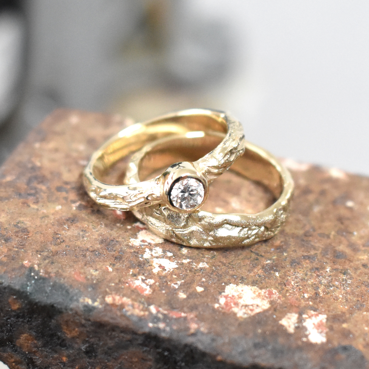 Organische trouwringen met diamant