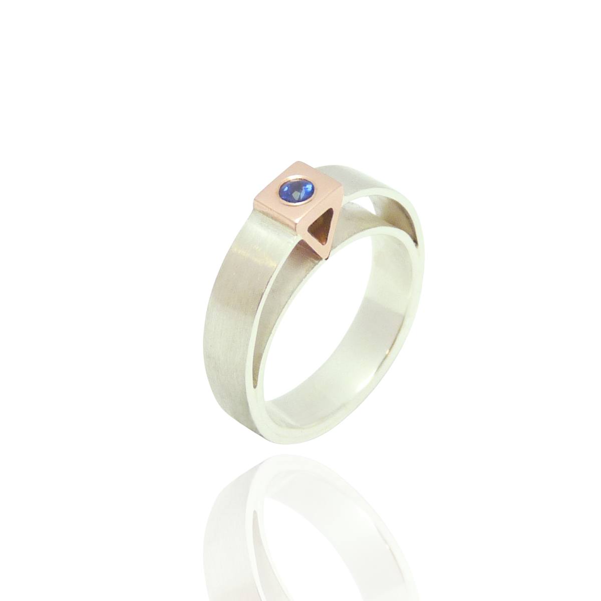 Verlovingsring blauwe saffier en roodgoud custom made