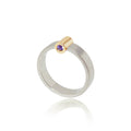 verlovingsring saffier, verlovingsring maatwerk, verlovingsring laten maken, minimalistische verlovingsring, geometrische verlovingsring, bijzondere verlovingsring, aparte verlovingsring, twee kleuren verlovingsring, bi-color verlovingsring met saffier