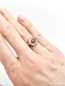 Hexagon Ring Peper en Zout Diamant met granaat insluitsels Custom Made