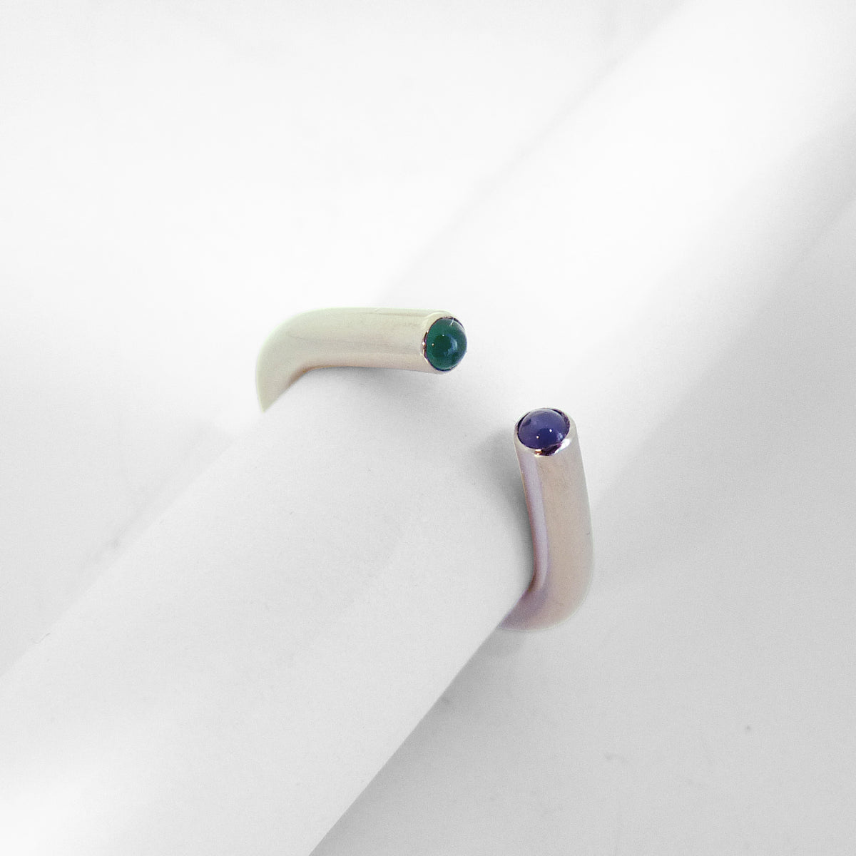Verlovingsring open met twee edelstenen, bijzondere verlovingsring, design verlovingsring, minimalistische verlovingsring, edelstenen verlovingsring, verlovingsring saffier 