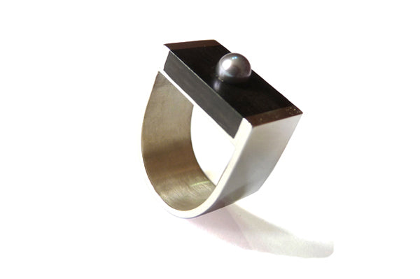 Stoere ring van ebbenhout met parel minimalistisch geometrisch. Design parel ring.