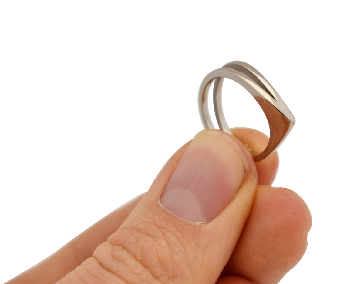 Dynamische geometrische witgouden V-ring trouwringen in hand